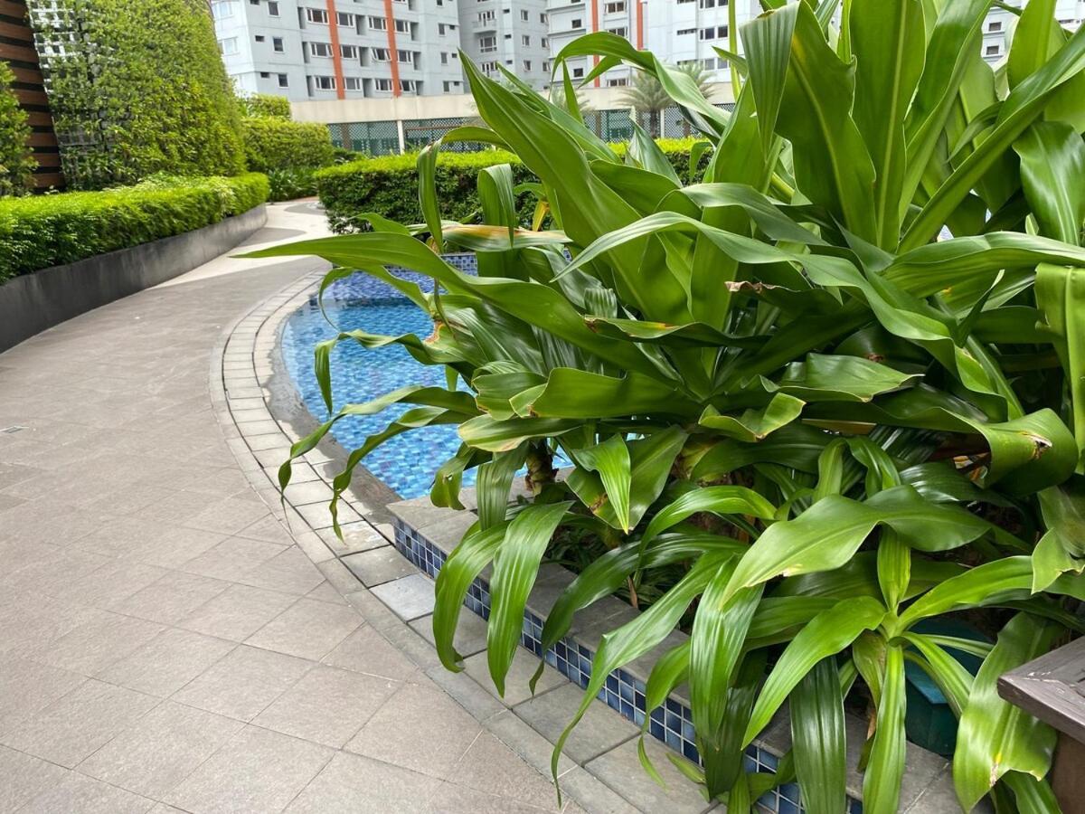 Apartment Cruise Ship Escape Makati 300 Mbps Gym Swim Park 2271 *