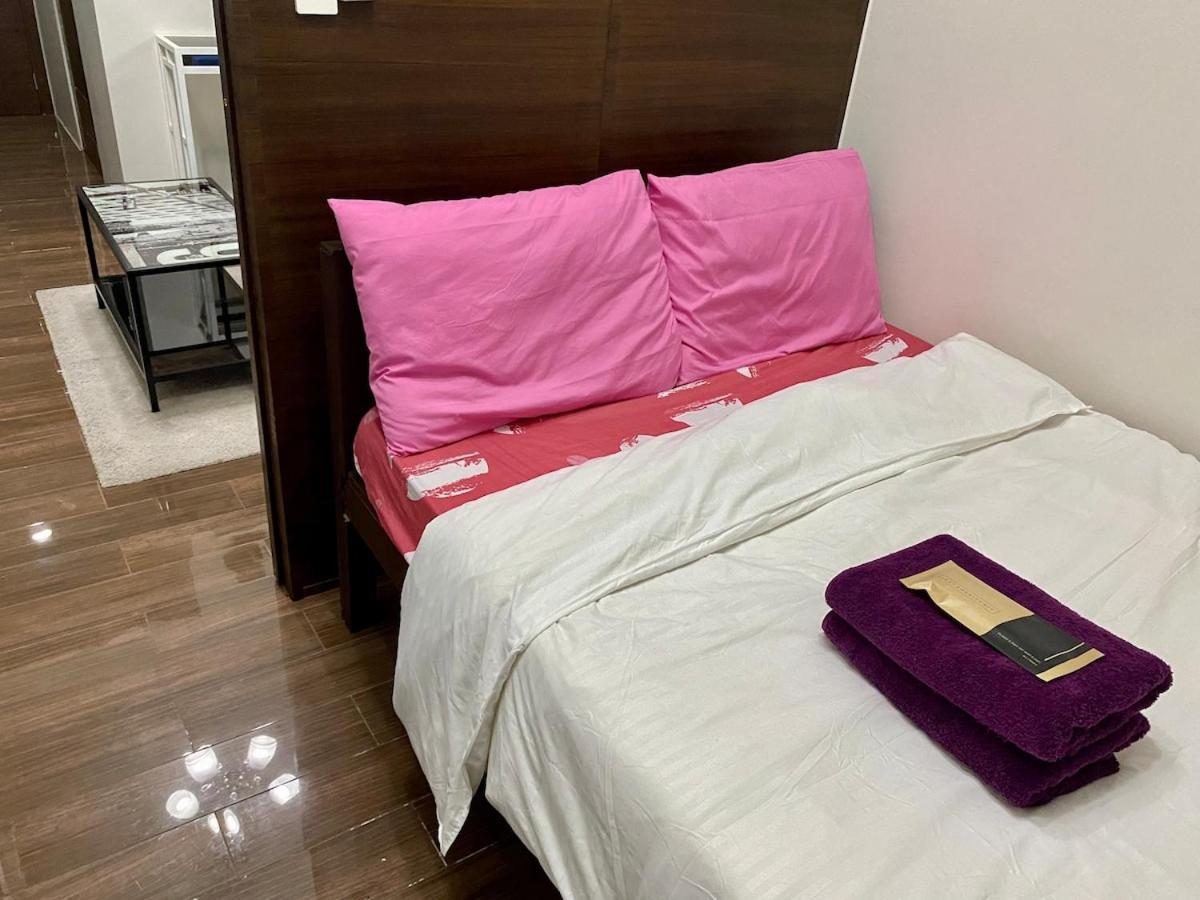 Cruise Ship Escape Makati 300 Mbps Gym Swim Park 2271 Apartment *