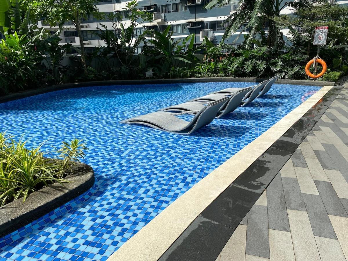 Apartment Cruise Ship Escape Makati 300 Mbps Gym Swim Park 2271 *